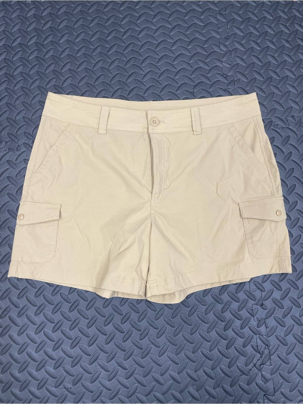 Eddie Bauer Women 16 Shorts 5" Inseam 2-Way Stretch Snap-Close Side Cargo Pocket